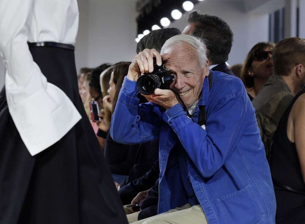 25 juin - Bill Cunningham - Le célèbre photographe de mode du <em>New York Times</em> Bill Cunningham est décédé samedi,<a href="http://www.nytimes.com/2016/06/26/style/bill-cunningham-legendary-times-fashion-photographer-dies-at-87.html?_r=0" target="_hplink"> a annoncé le journal où il travaillait depuis près de 40 ans</a>. Il avait 87 ans.  Bill Cunningham, véritable légende vivante de la photographie de mode dans la rue, qu'il a inventée, avait été récemment hospitalisé après avoir subi une attaque, a précisé le quotidien qui a salué en lui un "anthropologue culturel atypique".  L'oeil aux aguets, un peu voûté, toujours une veste bleue de balayeur parisien sur le dos, un appareil photo –jusqu'à peu argentique– autour du cou, il avait une passion: photographier l'allure.