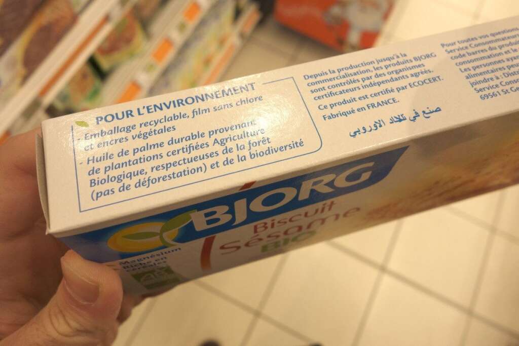 Biscuits au sésame bio - Sur cet emballage, l'huile de palme biologique sert d'argument marketing.