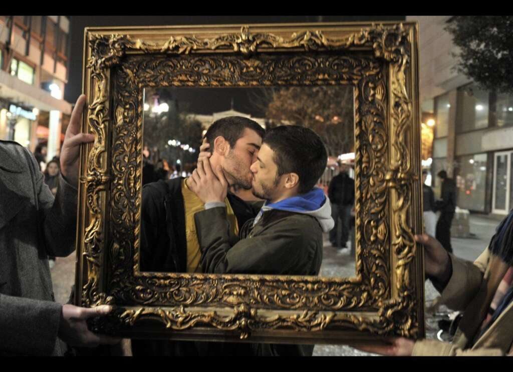 23 avril 2013: le mariage pour tous est voté - Après des centaines d'heures de débat au Parlement, et malgré la pression de la rue et de la Manif pour tous, les parlementaires adoptent définitivement la loi Taubira, ouvrant la voie au mariage homosexuel en France.    <strong>A relire:</strong> <a href="http://www.huffingtonpost.fr/christiane-taubira/vote-mariage-gay_b_3137872.html" target="_hplink">"Le mariage civil est désormais universel", par Christiane Taubira</a>