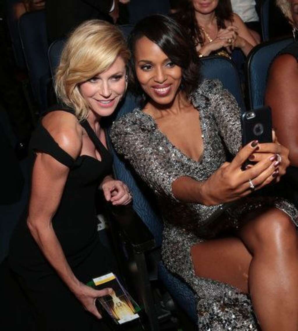 La 67ème cérémonie des Emmy Awards - Pause selfie pour Julie Bowen et Kerry Washington