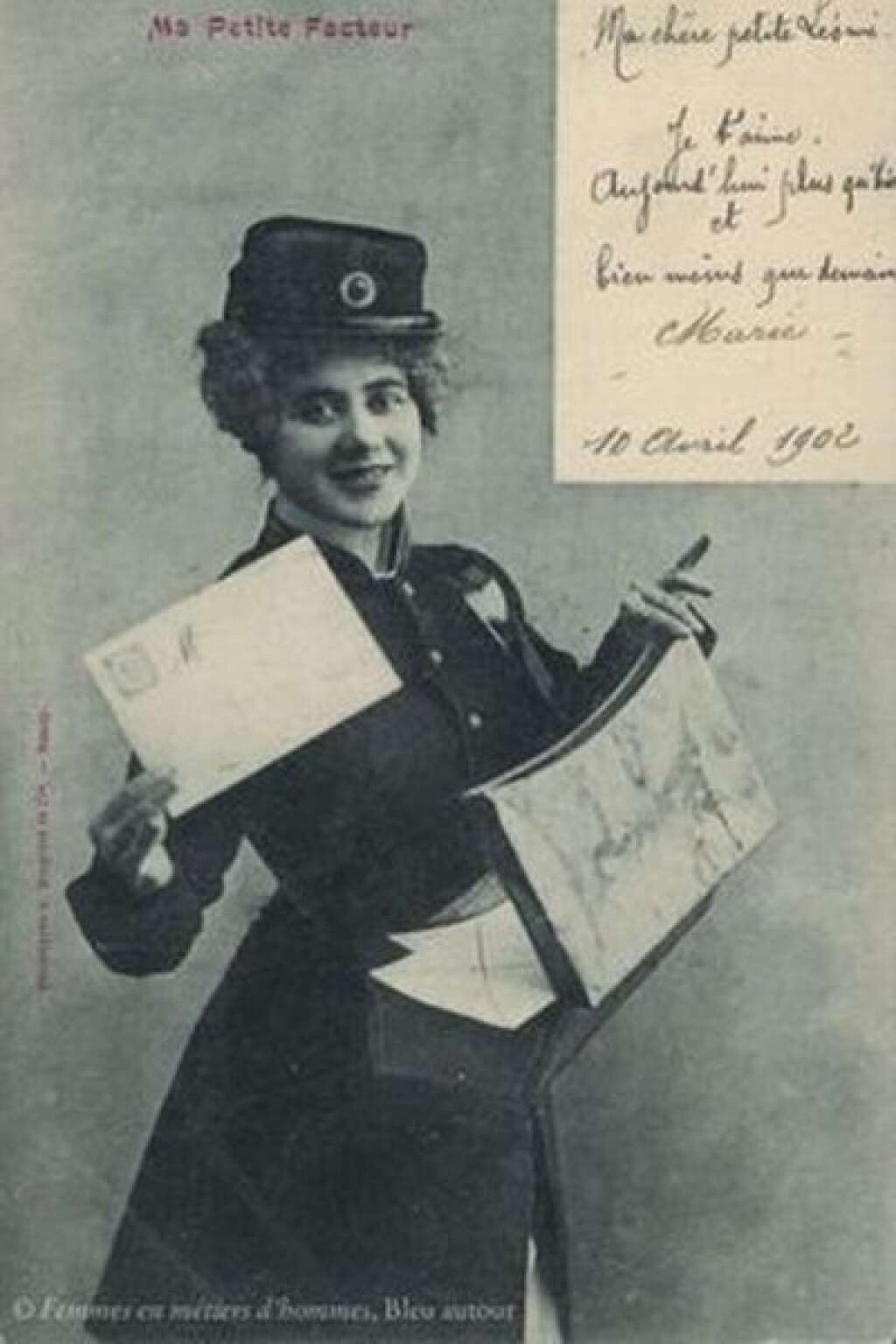 La factrice - "Au cours de la même période, la carte postale devient un outil de communication hégémonique. On s’écrit souvent plusieurs fois par jour (à Paris, en 1907, le facteur passe 7 à 8 fois par jour déposer le courrier). En France, en 1913, 800 millions de cartes sont expédiées, près d’un milliard en Allemagne la même année. Et les éditeurs de cartes postales s’emparent des images de femmes exerçant une activité traditionnellement accomplie par des hommes …par exemple distribuer le courrier : la factrice devient un personnage des cartes fantaisie de l’époque".