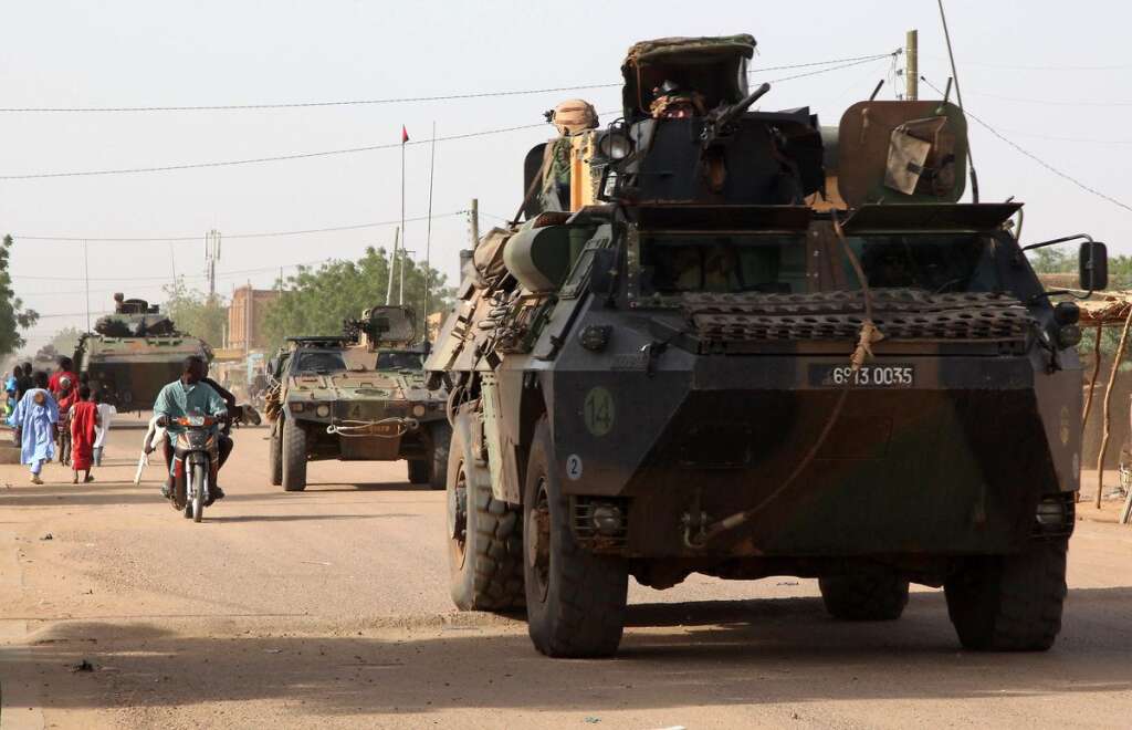 11 septembre 2013 - La rébellion touareg accuse l'armée malienne de l'avoir attaquée dans le nord-ouest du Mali, premier accroc aux accords de paix signés en juin entre le gouvernement et les Touareg.  A Bamako, l'armée minimise l'incident, évoquant un simple accrochage avec des "bandits" armés lors d'une opération de "sécurisation".  Selon le vice-président du Mouvement national de libération de l'Azawad (MNLA), plusieurs militaires maliens ont été tués et deux hommes du MNLA, principal mouvement de la rébellion touareg, blessés.