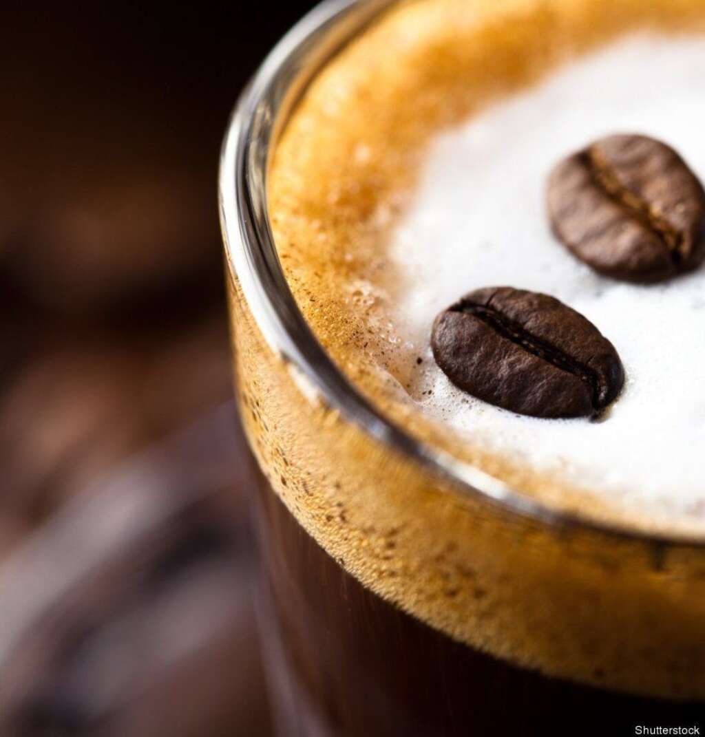 Des boissons et aliments caféinés - Évitez de boire un grand latté avant d'aller vous coucher. La caféine est un stimulant, ce qui vous empêchera de dormir.