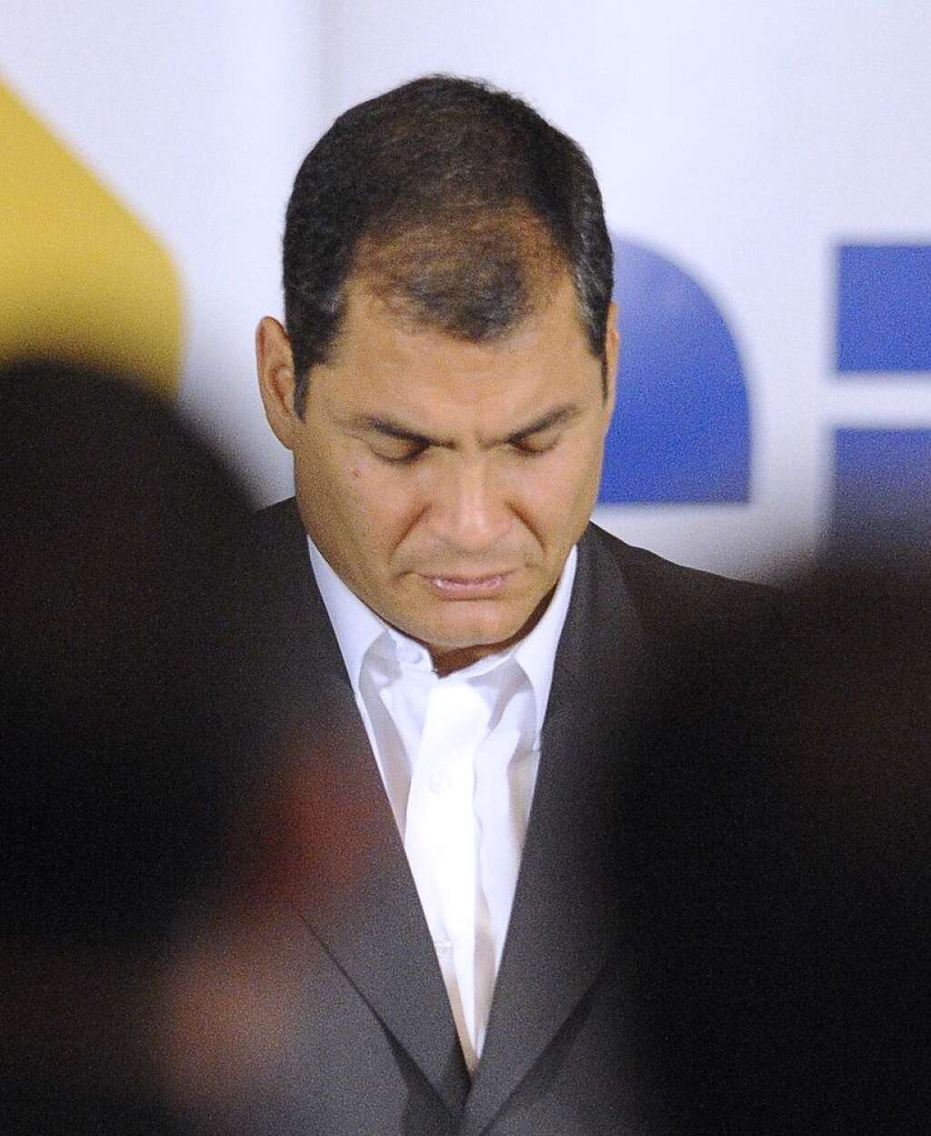 Rafael Correa (Équateur) - L'Equateur a qualifié la disparition du président vénézuélien Hugo, décédé mardi des suites d'un cancer, de "perte irréparable" pour l'Amérique latine, dans un communiqué publié par le ministère des Affaires étrangères à Quito.  Le gouvernement du président socialiste Rafael Correa, un proche allié du dirigeant vénézuélien, a fait part de son "profond chagrin" après l'annonce de sa mort, affirmant qu'il avait été le "chef de file d'un mouvement historique" et un "révolutionnaire mémorable".  "Devant cette perte irréparable qui endeuille le peuple vénézuélien et toute la région", l'Equateur exprime "son amitié spéciale qui l'unit au Venezuela", affirmant que l'action de M. Chavez permettra de continuer à "renforcer les liens entre les deux pays et l'intégration latino-américaine".  "L'Equateur considère cette perte comme la sienne propre et souhaite au peuple ami du Venezuela les plus grands succès à l'avenir, avec la conviction qu'il saura maintenir et magnifier son histoire, sa révolution, son développement, la fraternité et la solidarité qui caractérise son action", ajoute le communiqué.