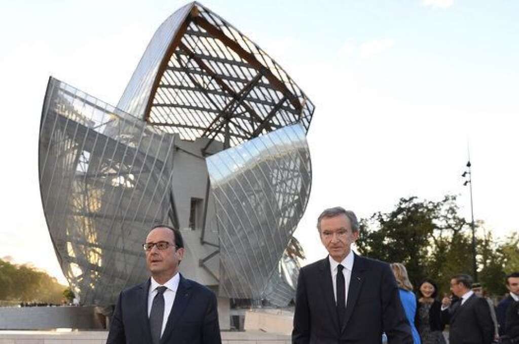- François Hollande et Bernard Arnault devant le bâtiment de la Fondation Vuitton, dessiné par l'architecte américain Frank Ghéry.