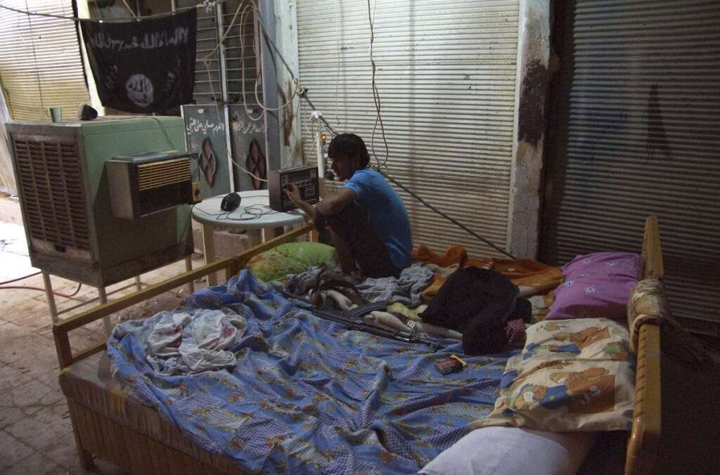 - Un rebelle écoute la radio durant une pause. A Deir al-Zor, le 13 juillet 2013.