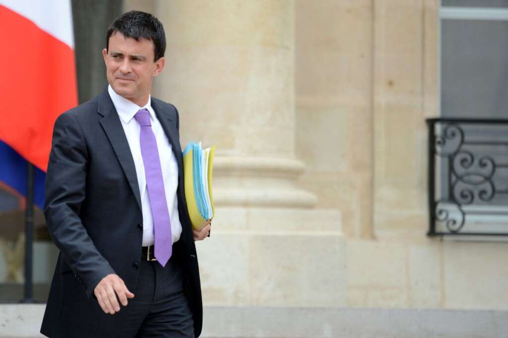 TOP #1: Manuel Valls, le super-ministre - Eclaboussé comme les autres membres du gouvernement par le scandale de l'affiare Cahuzac et bousculé par les anti-mariage gay, Manuel Valls demeure la personnalité la plus populaire de notre palmarès.   <strong>Opinions positives:</strong> 28 (-3) <strong>Opinions négatives:</strong> 17 (+1) <strong>Score net:</strong> 11 (-4)
