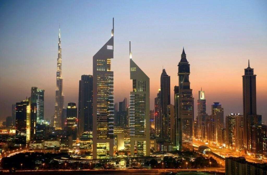 Jumeirah Emirates Tower (Dubai, Emirats Arabes Unis) - <a href="http://www.trivago.com/?aDateRange%5Barr%5D=2013-06-30&aDateRange%5Bdep%5D=2013-07-01&iRoomType=7&iViewType=0&iGeoDistanceItem=8922&iPathId=549&">3. Jumeirah Emirates Tower, Dubai</a>  Les deux tours du Jumeirah Emirates frappent l'horizon à plus de 300 mètres. L'hôtel attire les businessman et voyageurs les plus prestigieux avec son design chic, ses 16 salles de réunion, ses innovations technologiques et un service sans faille. L'hôtel comprend 16 restaurants, dont l'un d'eux se trouvant sur le toit de l'immeuble, offrant bien évidemment, une vue imprenable sur la ville. Les clients du Jumeirah bénéficient en outre d'un accès aux plages des hôtels du groupe situés de bord de mer. Ils peuvent également profiter d'une entrée gratuite au parc aquatique <em>Wild Wadi</em>, le tout avec transport en navette.   <em> (Photo Source: Jumeirah Emirates Tower) </em>  <a href="http://www.trivago.com/?aDateRange%5Barr%5D=2013-06-30&aDateRange%5Bdep%5D=2013-07-01&iRoomType=7&iViewType=0&iGeoDistanceItem=8922&iPathId=549&">Voir plus de photos du Jumeirah Emirates Tower>></a>