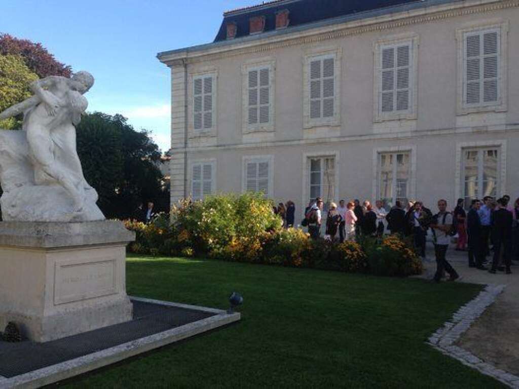 - Les amis de François Hollande se sont réunis dans les jardins du Museum d'histoire naturelle de La Rochelle