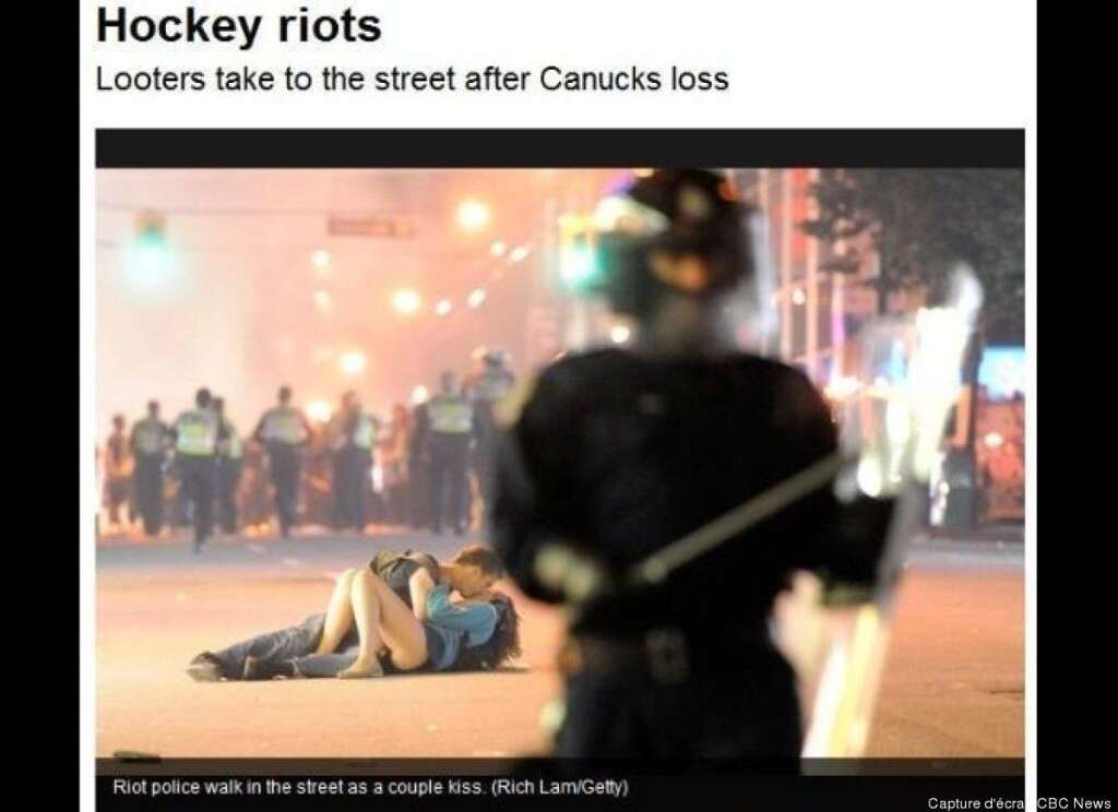 Le baiser de Vancouver - La scène a eu lieu lors de <a href="http://www.slate.fr/lien/39685/photo-baiser-vancouver" target="_hplink">l'incroyable soirée d'émeutes</a> qui a suivi une défaite de l'équipe de hockey des Canucks à Vancouver, au Canada, en 2011.