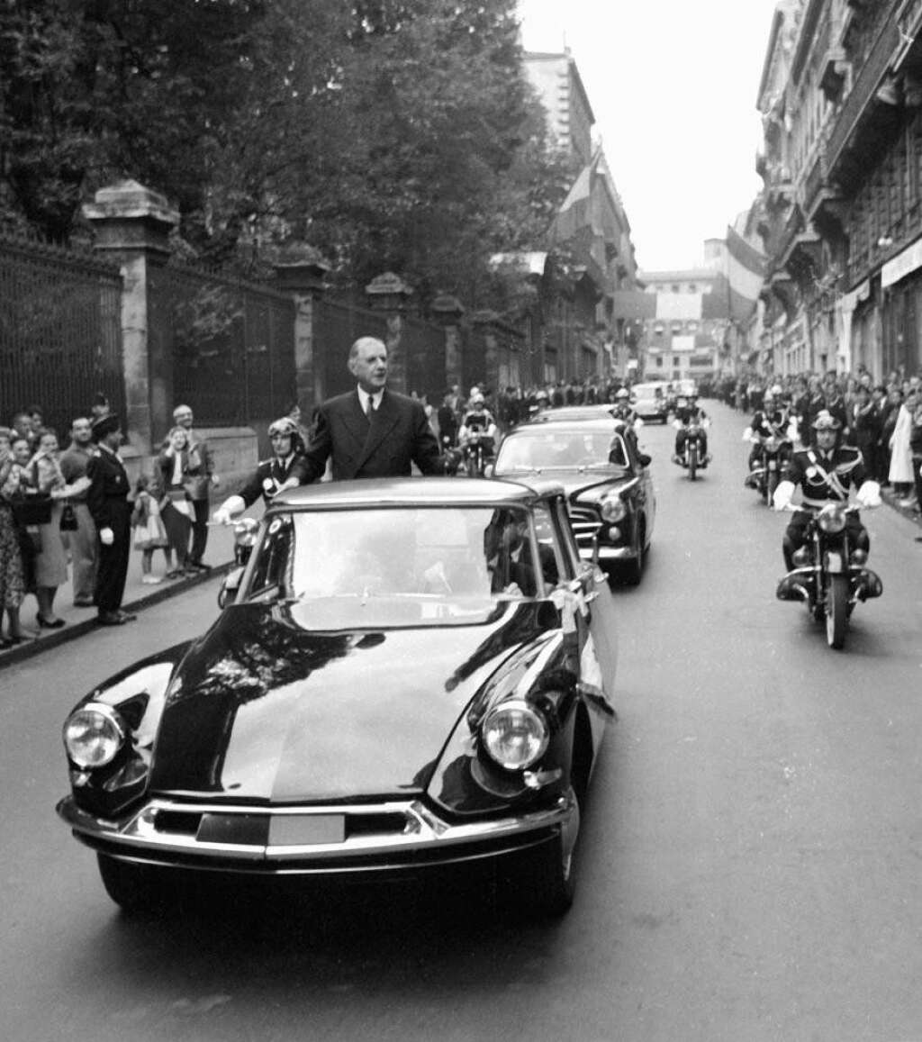 Avant l'arrivée de la DS - Ici à Bordeaux le 21 septembre 1958, c'est Charles de Gaulle qui, à partir de 1958, consacrera le lien privilégié entre la présidence et Citroën. Le général contribue à la célébrité de la DS. Sa voiture officielle est équipée d'un toit ouvrant électrique en toile qui lui permet de saluer la foule en se tenant debout dans la voiture. La DS gardera une place dans l'histoire politique: c'est à son bord que Charles de Gaulle réchappe à l'attentat du Petit-Clamart le 22 août 1962. La tenue de route et les puissantes reprises du véhicule permettent au chauffeur d'échapper aux assaillants malgré deux pneus crevés par les balles.