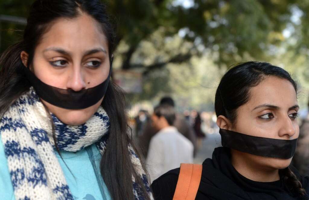 Des quartiers bouclés - La police de New Delhi a appelé samedi la population au calme et a bouclé plusieurs quartiers du centre-ville. Le chef de la police a aussi annoncé le bouclage de la zone autour du monument de l'India Gate, épicentre de la colère des protestataires, et de dix stations de métro.