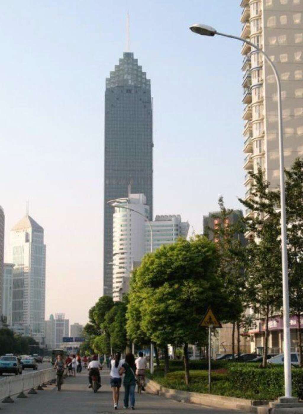 10. La Minsheng Bank Building à Wuhan (Chine) - Hauteur totale : 331 m Hauteur de l'étage occupé le plus haut : 237m Hauteur non occupée : 94m, soit 28% de la hauteur de l'immeuble