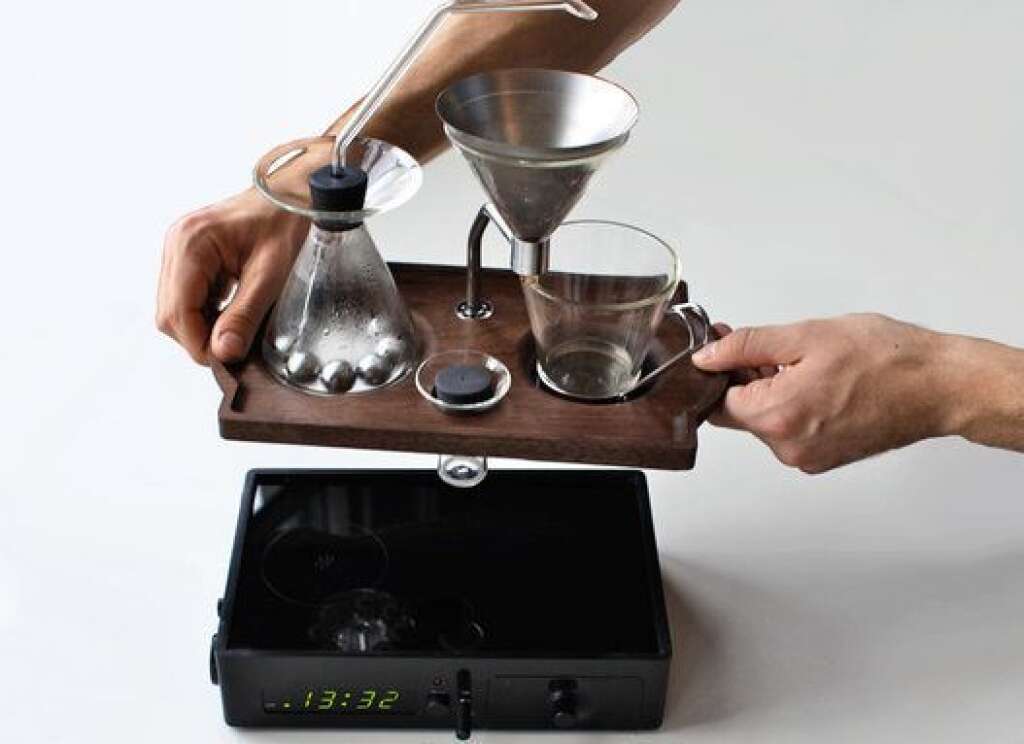 Le Barisieur - La machine à café posée sur le réveil.