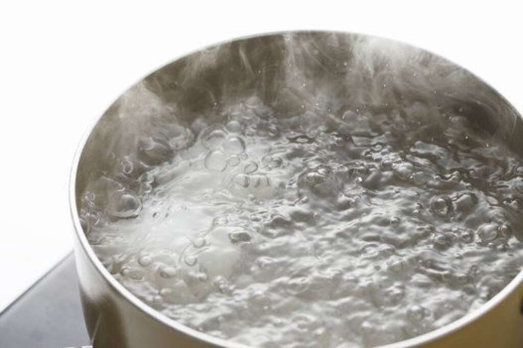Utilisez de l'eau chaude pour remplir votre casserole - Tout le monde a déjà essayé ce truc pour réduire le temps de cuisson. Mauvaise idée! Il faut vraiment commencer la cuisson de vos pâtes à partir d'une eau froide.