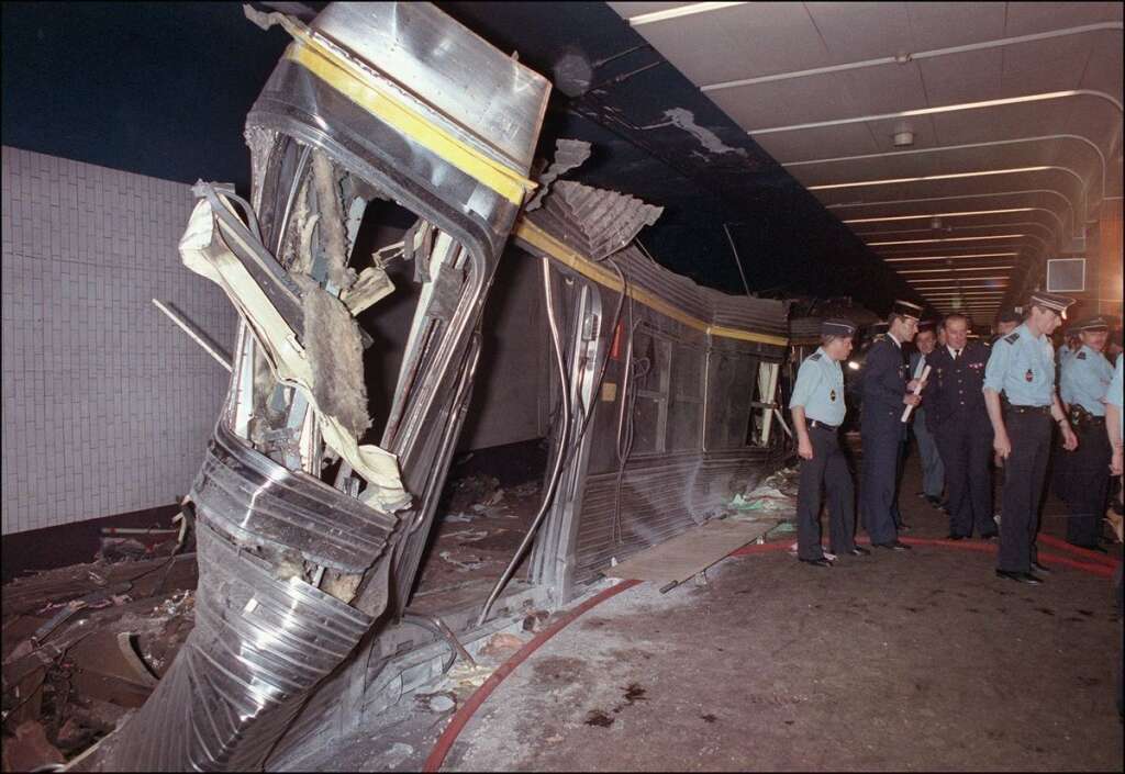 27 juin 1988 en France - 56 morts et autant de blessés à Paris dans la collision de deux trains de banlieue en gare de Lyon. Cette catastrophe était due à une défaillance du système de freinage de l'un des trains.
