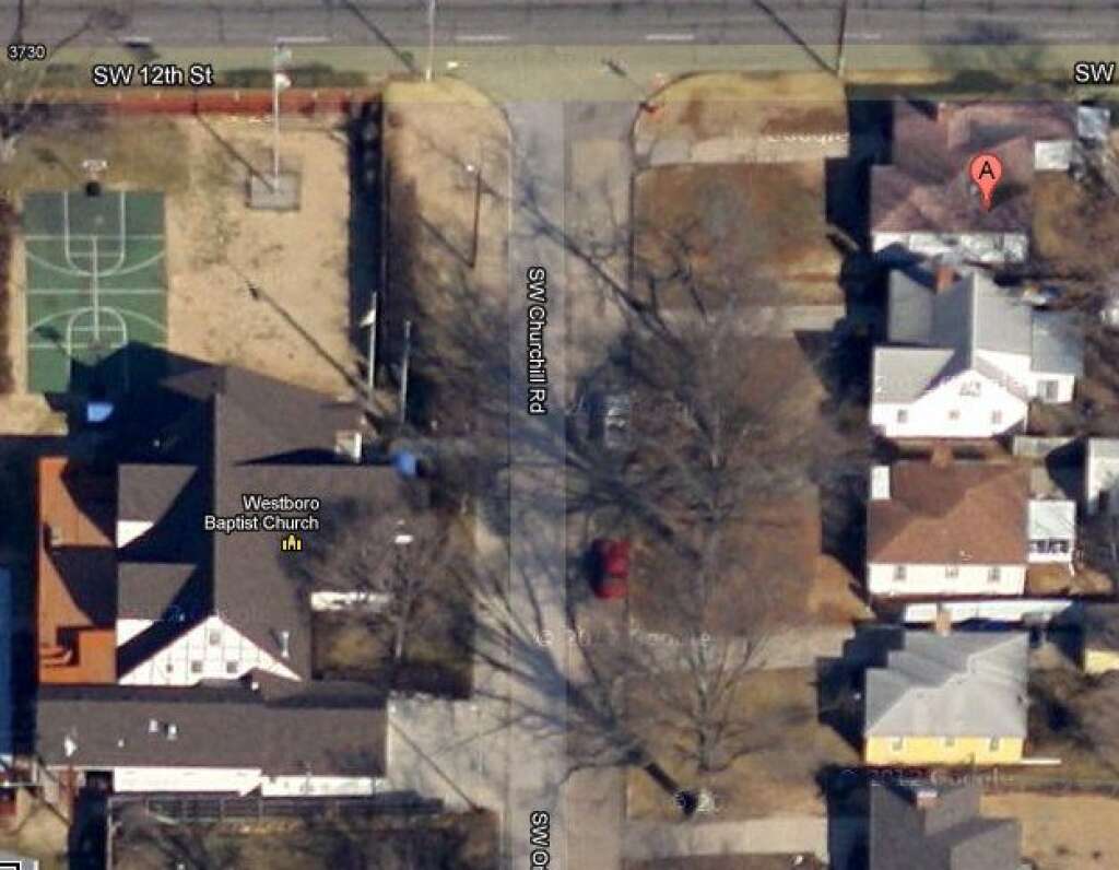 - A gauche la Westboro Baptist Church, à droite  l'Equality House marqué d'un "A".
