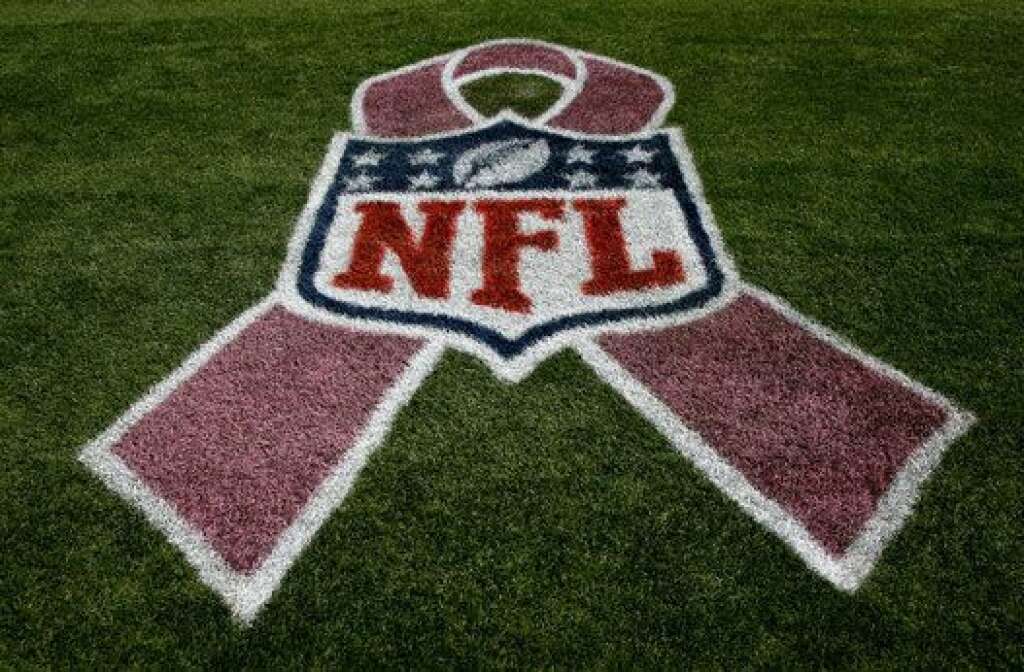 Terrain de football américain arborant le ruban rose en octobre 2004.