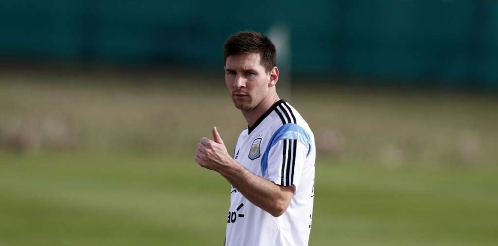 Lionel Messi (Argentine) - Son club: FC Barcelone (Espagne) Poste: attaquant