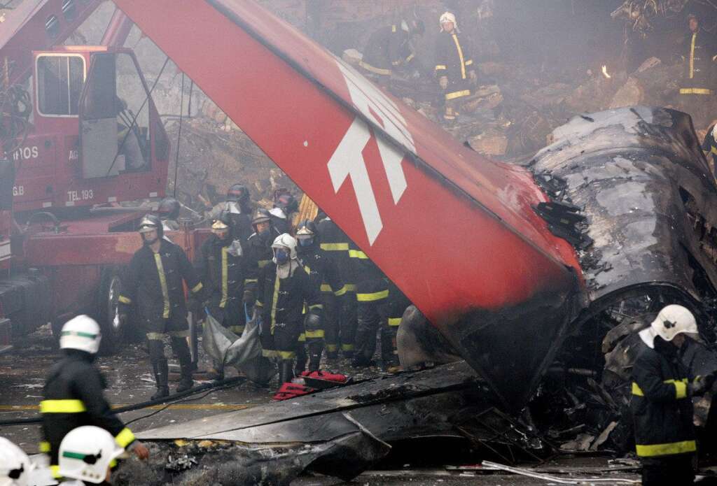 18 juillet 2007 - Brésil - 199 morts - 18 juil 2007: BRESIL - Un Airbus A-320 de la compagnie brésilienne TAM s'enflamme après avoir heurté un entrepôt à l'aéroport de Sao Paulo : 199 morts