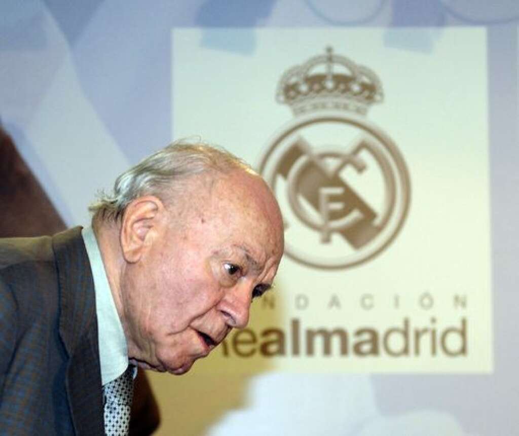 7 juillet - Alfredo Di Stéfano - L'ancienne gloire de l'Argentine et du Real Madrid (dont il était le président d'honneur) est décédé lundi 7 juillet des suites d'une crise cardiaque, trois jours après avoir été admis en urgence à l'hôpital. Il avait 88 ans.