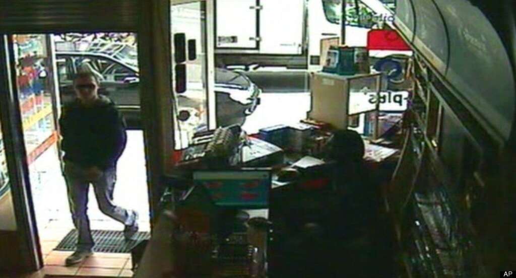 - Une image de la caméra de surveillance du cybercafé, lorsque Luka Rocco Magnotta est entré. (AP)