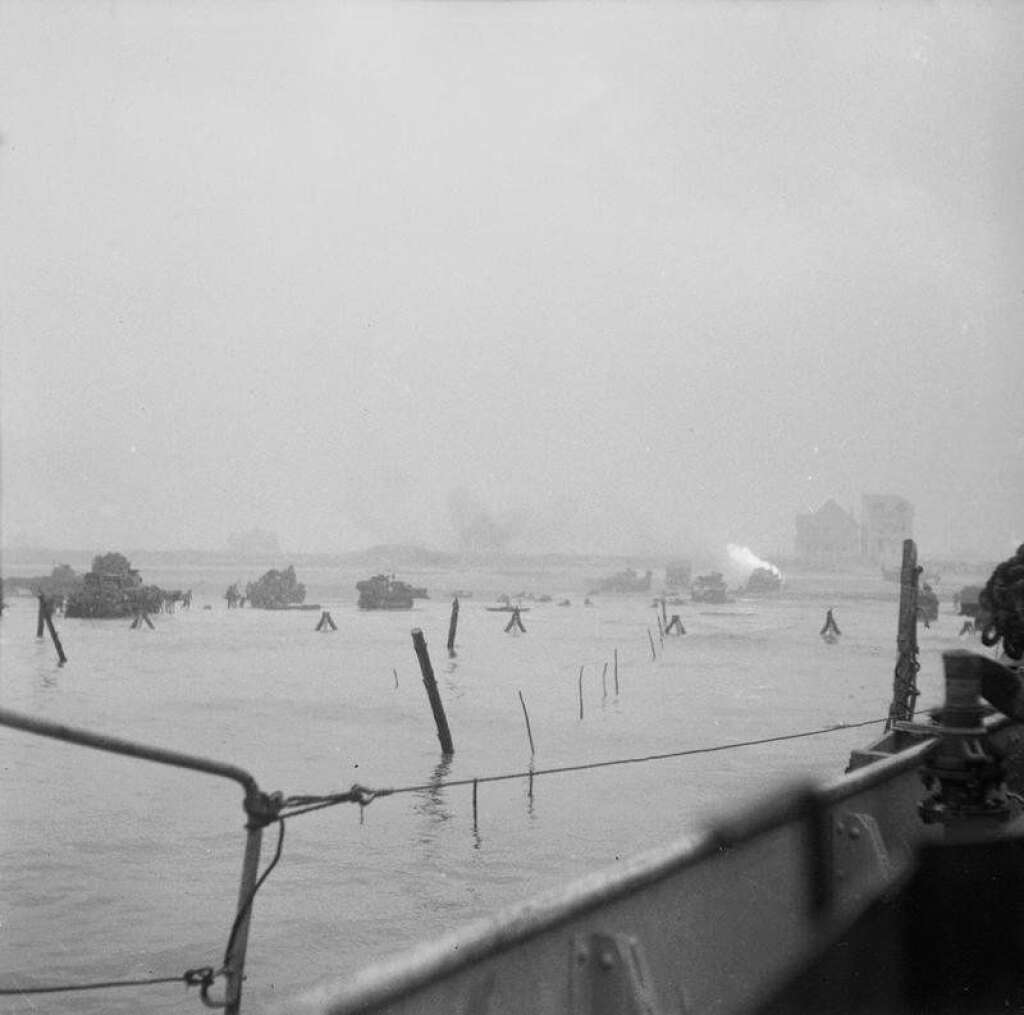 Transport de blindés à travers la Manche - Outre des troupes, les barges de débarquement ont transporté de très nombreux blindés. On aperçoit ici des tanks américains Sherman.