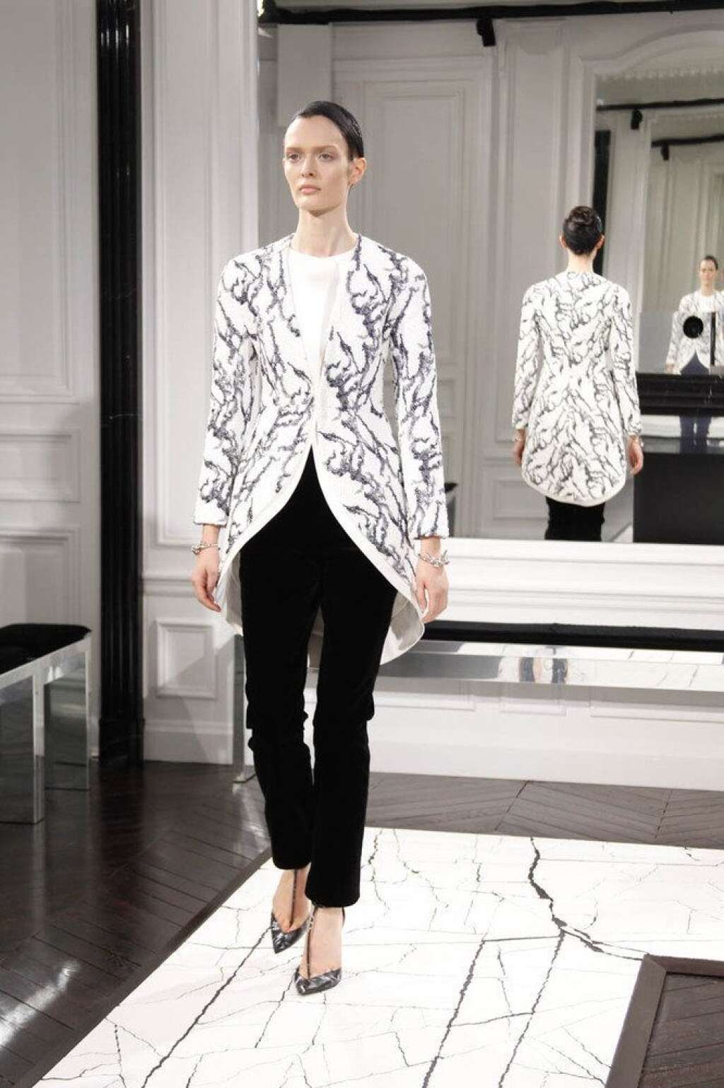 Le marbre de Balenciaga - <a href="http://www.huffingtonpost.fr/raphaelle%20orsini/fashion-week-paris-balenciaga_b_2788928.html">Voir le billet</a>  Fashion week de Paris: <em>Automne-Hiver 2013-2014</em>