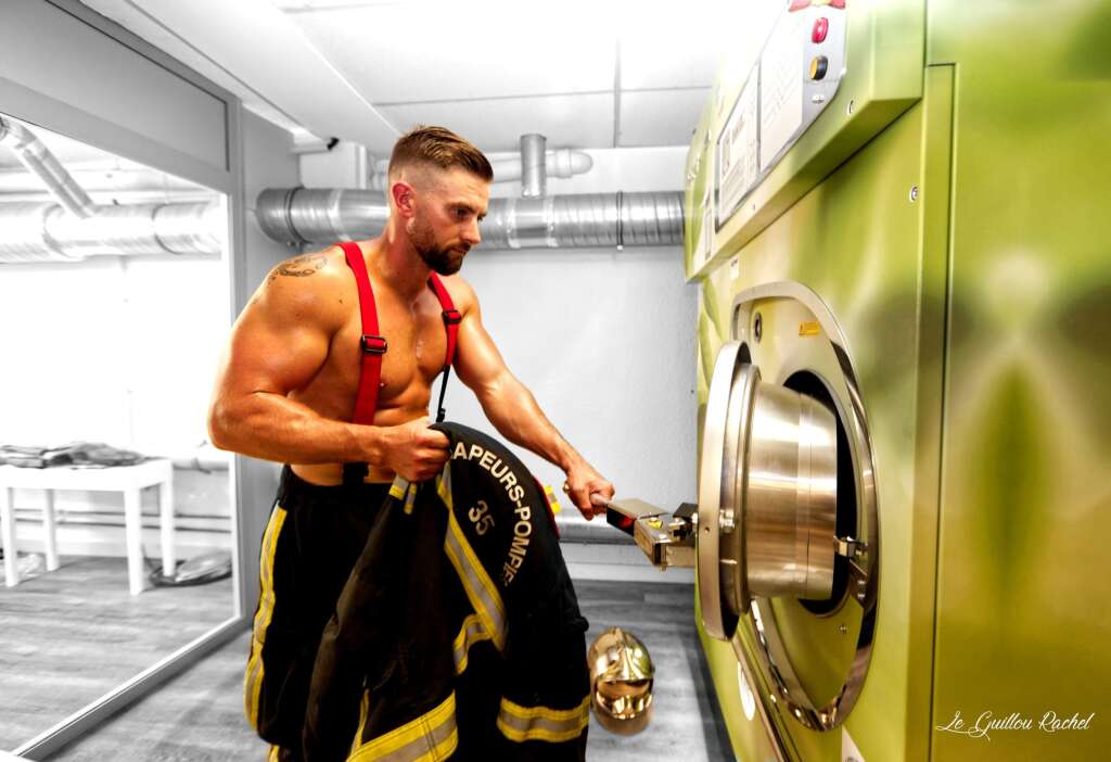 Calendrier Pompiers Rennes 2019 - En septembre, c'est l'heure de la grande lessive chez les pompiers.