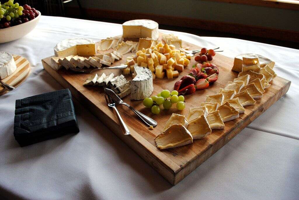 Du fromage - "J'ai trouvé une planche à fromage SOUS le lit" se remémore feedmeyourspaghetti.