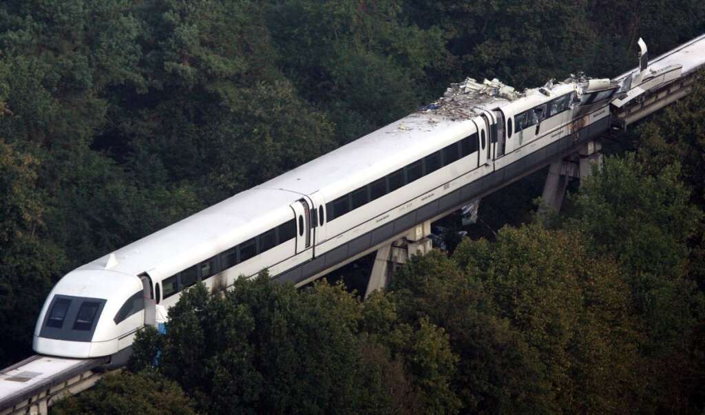 Le 22 septembre 2006 en Allemagne - 23 morts quand le Transrapid, un train monorail à lévitation magnétique, heurte un véhicule de maintenance sur une voie d'essai en Basse-Saxe.