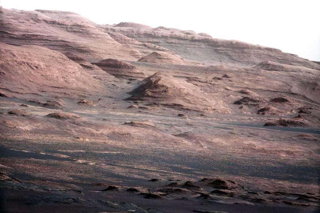 La première photo en haute définition prise par le robot Curiosity sur Mars - (au pied du mont Sharp)