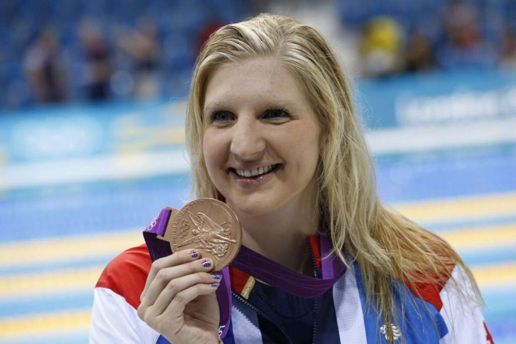 La nadadora británica Rebecca Adlington con su bronce. -