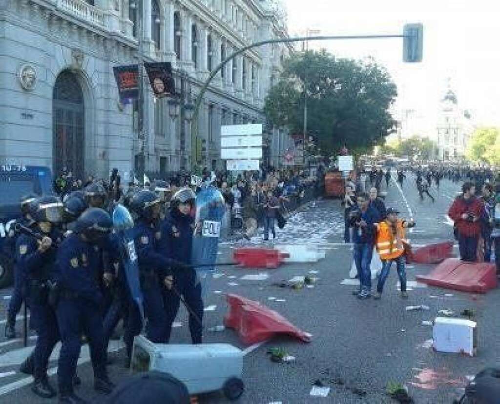 Les policiers avancent bouclier en avant à Madrid -