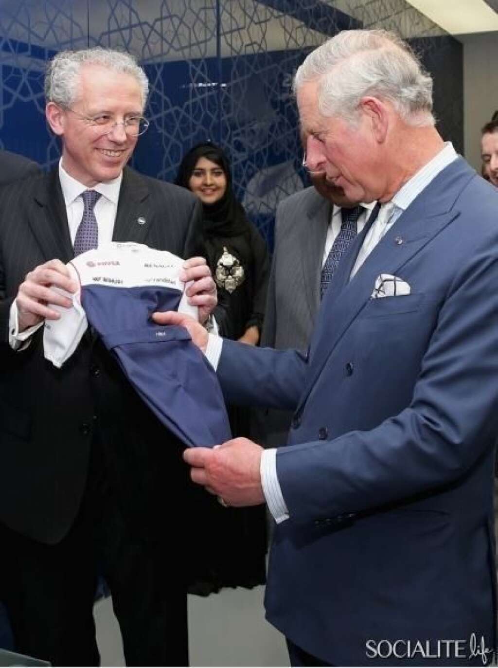 Une tenue de pilote de F1 - En visite au Moyen-Orient en mars dernier, le prince Charles et son épouse Camilla ont reçu un cadeau destiné à leur petit-enfant. Il s'agit d'une une combinaison de pilote de Formule 1, pour bébé, qui a été offerte lors de leur visite au Parc des Sciences et des Technologies du Qatar.  Sur la tenue sont brodés les trois lettres "HRH", pour "son altesse royale".