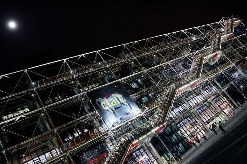 Le Centre national d'art et de culture Georges Pompidou - Basé dans le quartier de Beaubourg dans le 4e arrondissement de Paris, le très conceptuel centre Pompidou est né de la volonté de Georges Pompidou de créer une institution culturelle nichée au carrefour de la création moderne et contemporaine en plein coeur de la capitale.  Inauguré en 1977, le centre Pompidou reçoit désormais plus de 5 millions de visiteurs par an et conserve, dans le musée national d'Art moderne, l'une des trois plus importante collections d'art moderne et contemporain au monde avec celles du MoMA de New York et de la Tate de Londres.