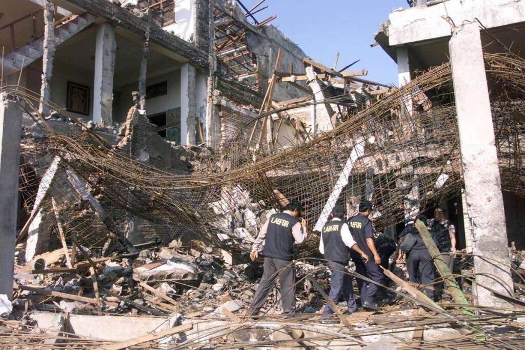 12 octobre 2002 - 202 morts, dont de nombreux touristes étrangers, dans un attentat à la voiture piégée contre une discothèque de Bali en Indonésie attribué à la Jemaah Islamiyah (JI), réseau clandestin soupçonné de liens avec Al-Qaïda.