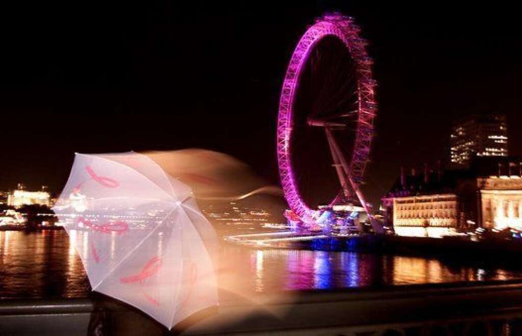 En Angleterre on n'y va pas par quatre mesure non plus. Voici, en 2000, la fameuse grande roue "London Eye", toute de rose vêtue.