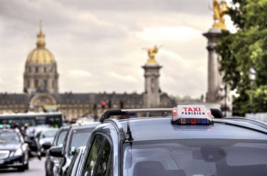 Taxi, VTC - Loi Thévenoud, qui définit les conditions d'exercice des professions de taxis, voitures de transport avec chauffeur (VTC) et moto-taxis.