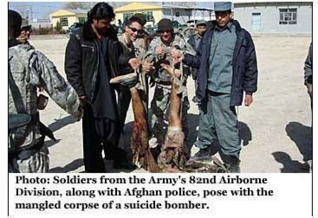 Les dérives de l'armée américaine - Le Los Angeles Times a publié mercredi 18 avril des photos choc de soldats américains <a href="http://www.huffingtonpost.fr/2012/04/18/arme-americaine-photo-afghanistan_n_1434528.html">posant au côté de cadavres et de restes humains d'insurgés afghans</a>.