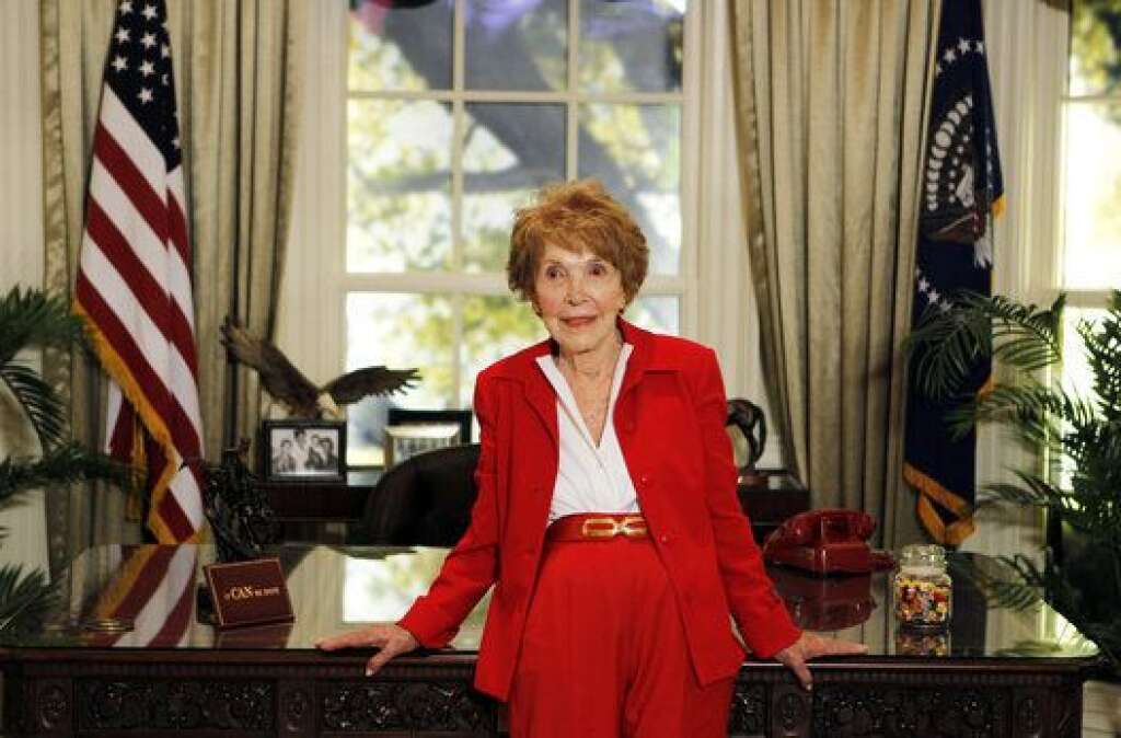 6 mars - Nancy Reagan - L'ancienne Première dame des Etats-Unis, décédée à 94 ans d'une insuffisance cardiaque congestive, avait été admirée ces dernières années pour les qualités qui avaient été vivement critiquées lorsqu'elle a quitté la Maison Blanche: surprotégeant Ronald Reagan et exerçant une trop grande influence sur lui.  <strong>» Lire notre article complet <a href="http://www.huffingtonpost.fr/2016/03/06/nancy-reagan-mort_n_9393978.html?1457290591" target="_blank">en cliquant ici</a></strong>