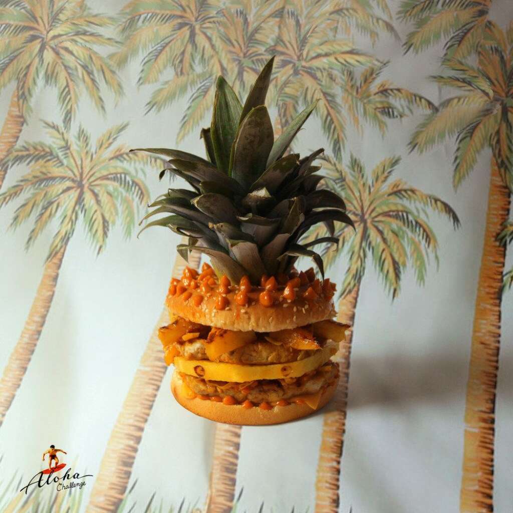 "Hawaiian Burger" - Sirloin pork with caramelized pineapple juice and spices, fresh and roasted pineapple, melted cheddar, pickled vegetables, American sauce with ginger and Tabasco.