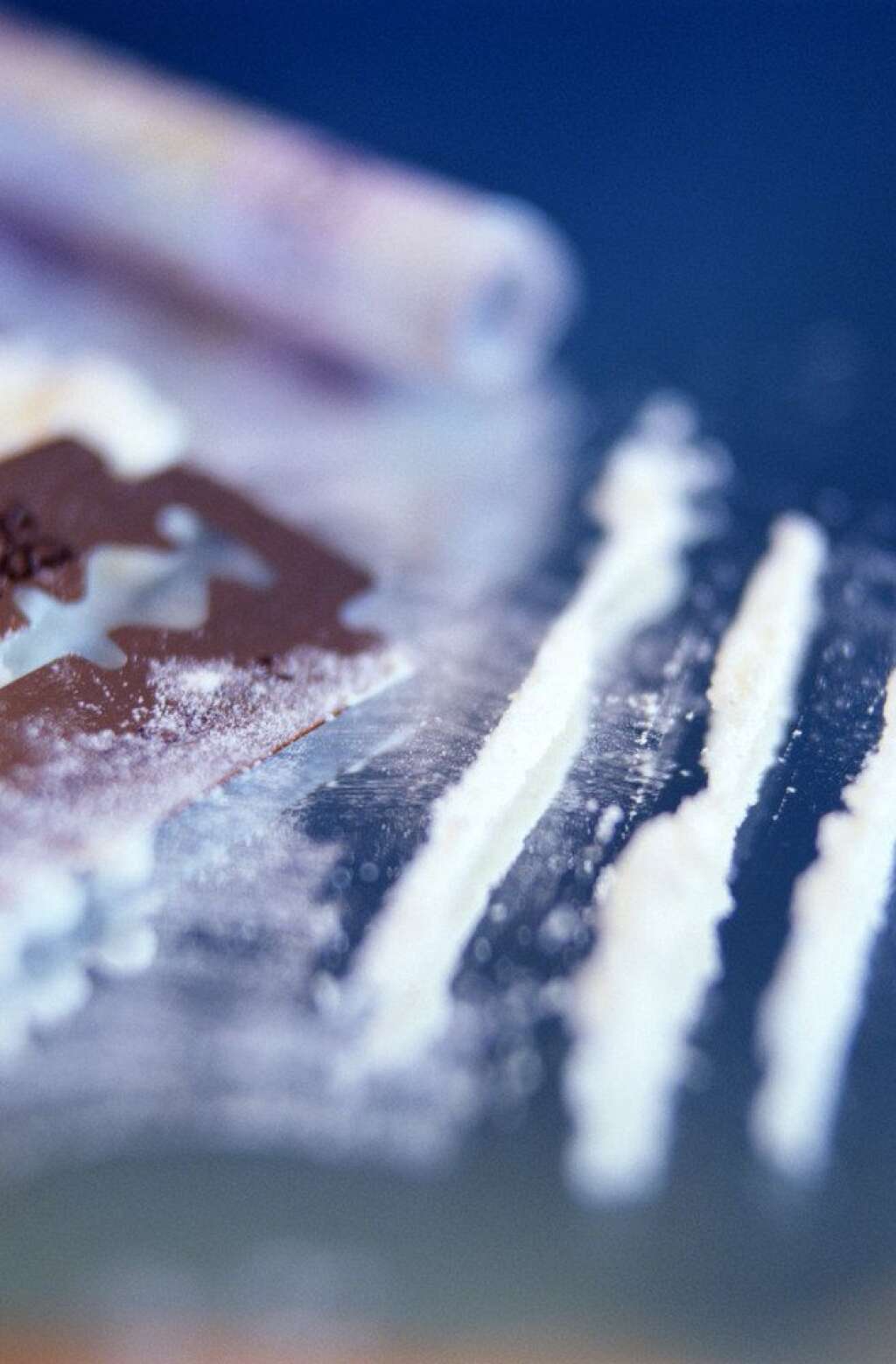 COCAINE - - La cocaïne est la deuxième drogue illicite la plus consommée en Europe, même si des niveaux élevés de consommation ne sont observés que dans certains pays d'Europe de l'Ouest. -14,1 millions des 15-64 ans (4,2% des adultes) en ont consommé dans leur vie - 3,1 millions de personnes (0,9%) en ont consommé au cours des 12 derniers mois (dont 2,2 millions des jeunes adultes de 15-34 ans). - 71 tonnes ont été interceptées en Europe au cours de 77.000 saisies.