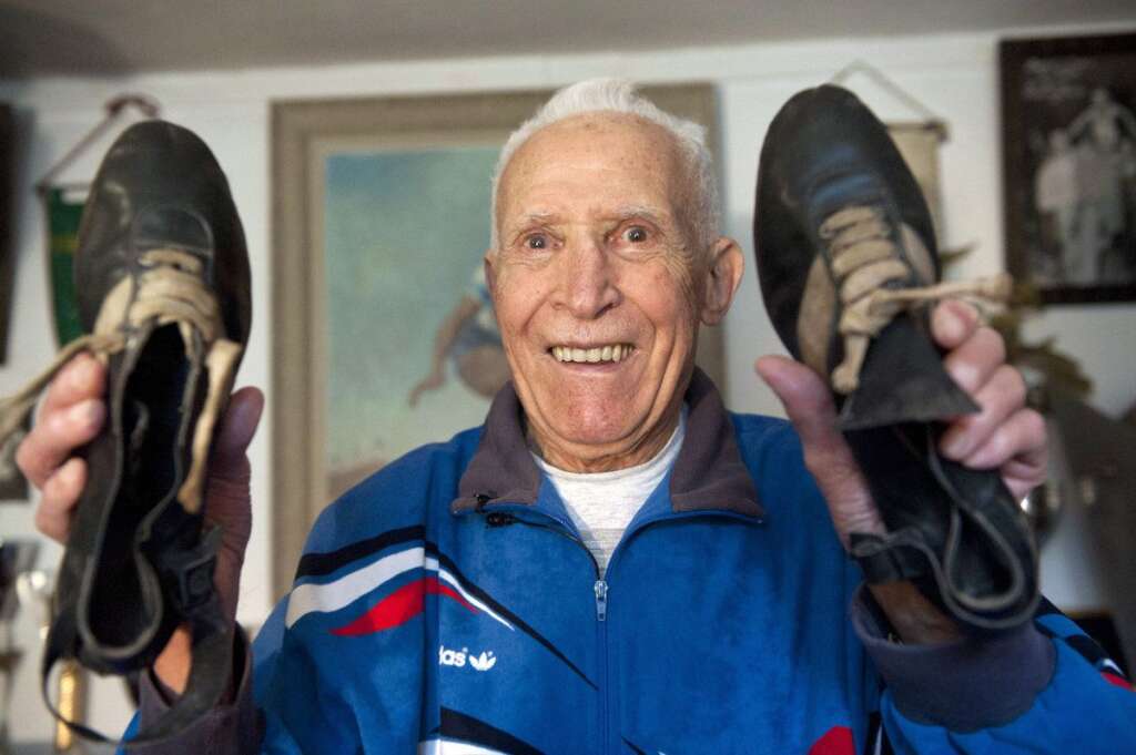 Alain Mimoun - Alain Mimoun, champion olympique du marathon en 1956 à Melbourne, est mort jeudi 27 juin à son domicile de Champigny, en région parisienne, à l'âge de 92 ans. Cet ancien combattant de la Seconde Guerre mondiale, né le 1er janvier 1921 à El Telagh, en Algérie, a remporté trois autres médailles olympiques et quatre titres de champion du monde durant sa carrière.