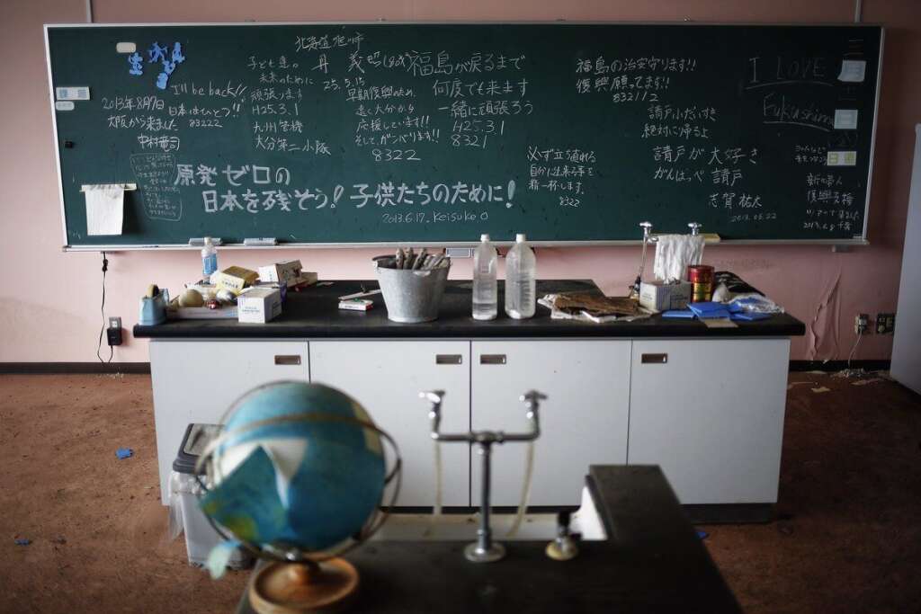 - Ici, des messages de soutien sont écrits sur le tableau d'une salle de classe endommagée par le tsunami.