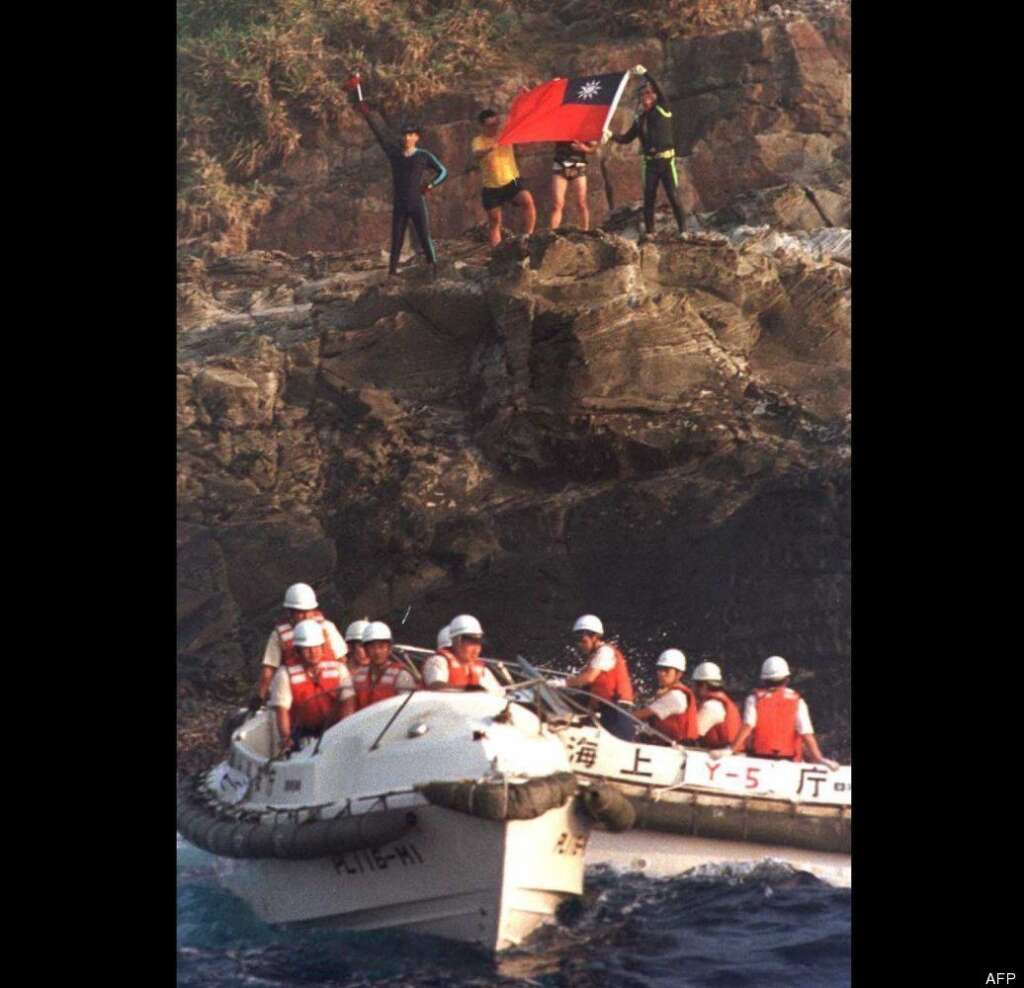 - Des activistes taïwanais avec leur drapeau, et des gardes-côtes japonais dans leur bateau, le 7 octobre 1996, déjà...