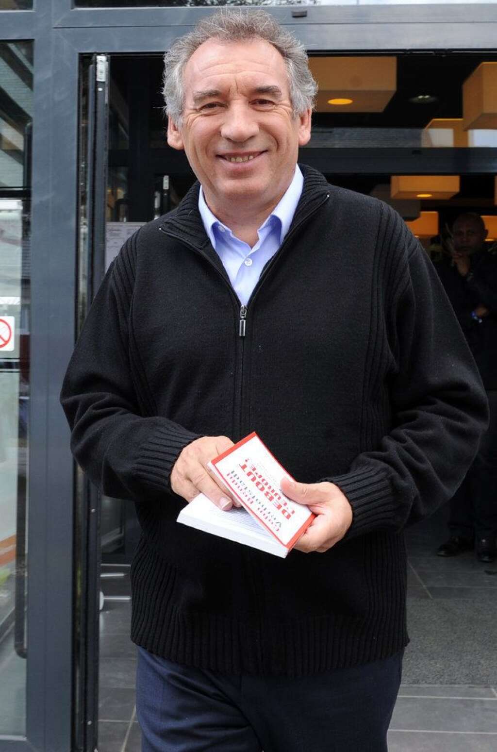 François Bayrou l'emporte à Pau - La troisième est la bonne pour François Bayrou. Le leader centriste, battu en 2001 et 2008, a remporté dimanche l'élection municipale à Pau, battant au passage le député socialiste David Habib. Son entourage évoque une victoire avec environ 60% des voix.