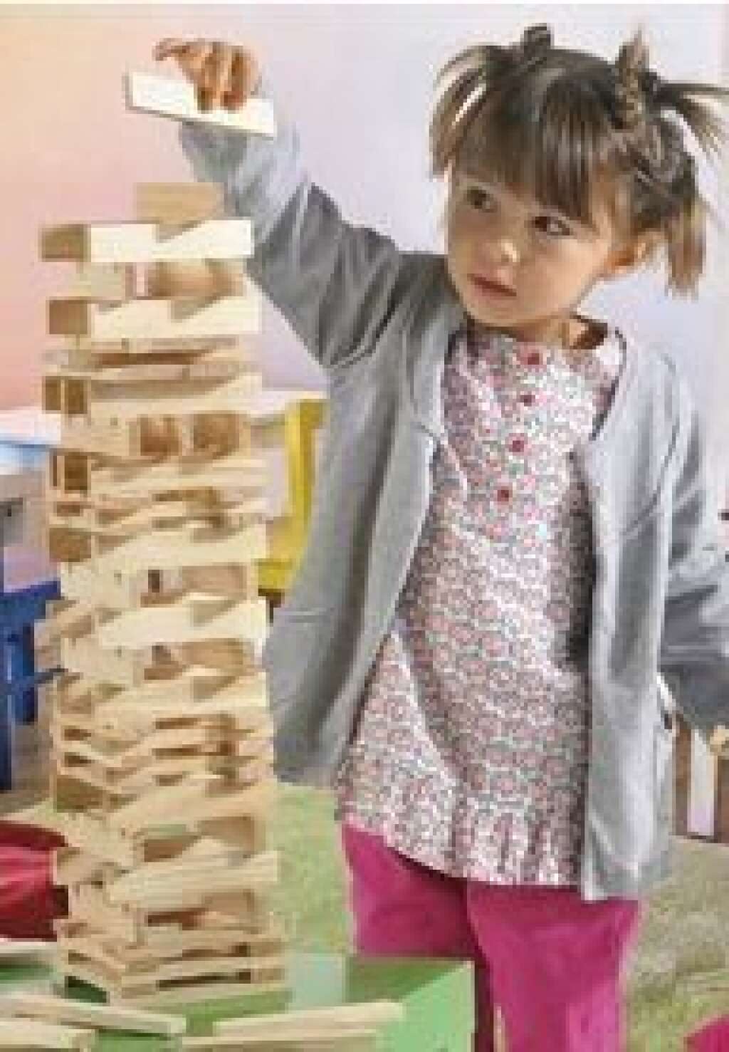 - Petite fille, elle joue aux blocs. Une activité traditionnellement associée aux garçons.