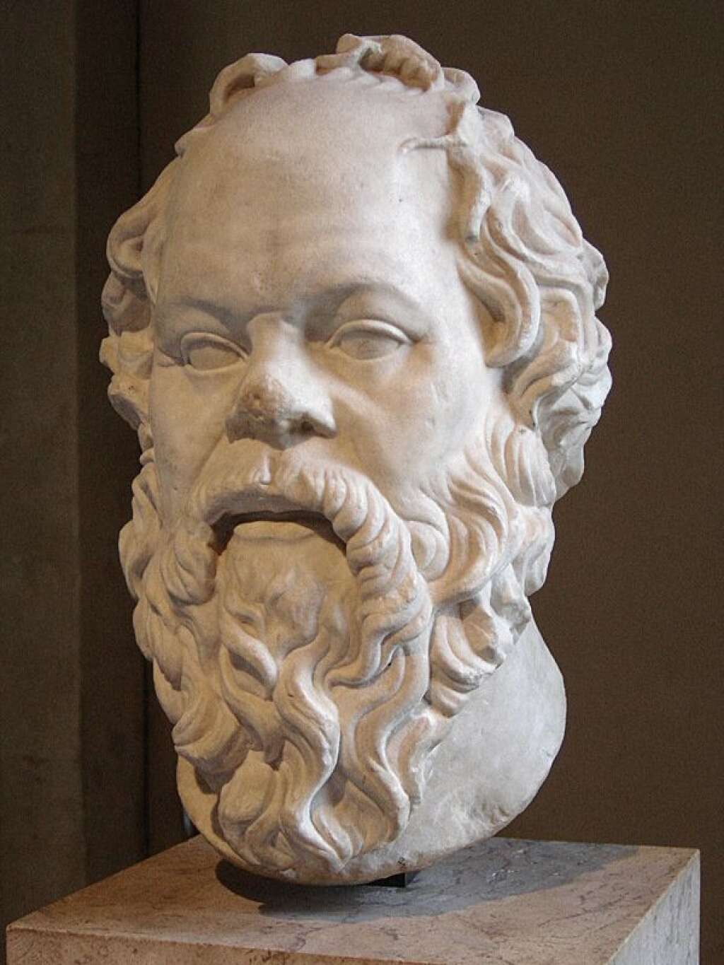 Socrate  (-470 à -399) - L'amour de Socrate pour les jeunes hommes était connu. Il eut notamment pour amant le jeune Alcibiade, qui le pourchassait sans cesse, comme il est décrit dans Le Banquet : "L'amour de cet homme n'est pas pour moi un médiocre embarras (...). Depuis l'époque où j'ai commencé à l'aimer, je ne puis plus me permettre de regarder un beau garçon ni de causer avec lui sans que, dans sa fureur jalouse, il ne vienne me faire mille scènes extravagantes, m'injuriant, et s'abstenant à peine de porter les mains sur moi"