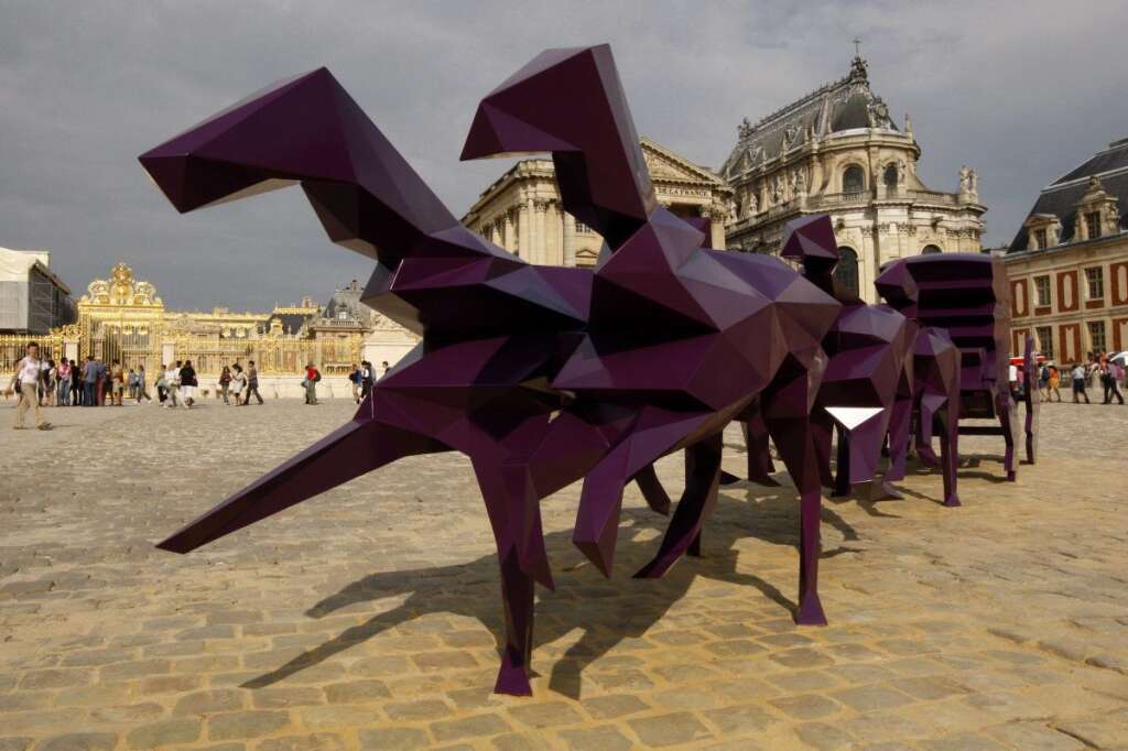 Le carosse violet - La sculpture de Xavier Veilhan exposée en 2009 dans la cour du château de Versailles